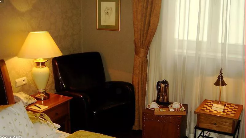 Pháp Luật Nói Gì Về Hành Vi Tham Ô và Lừa Đảo