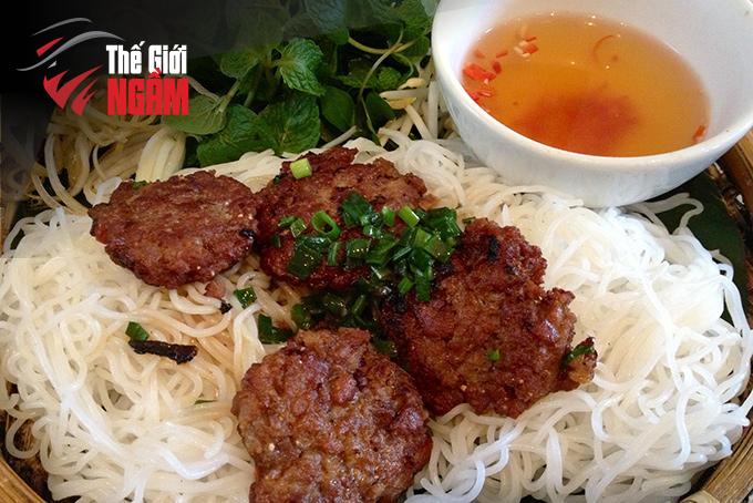 3. Bún Đậu Mắm Tôm Hà Nội: Đậm Đà Bản Sắc, Gần Trăm Năm Tuổi