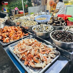 Thực khách đánh giá cao sự ổn định về hương vị và sự mến khách của quán.