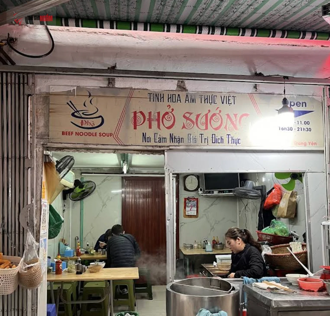 Nước dùng phở bò đậm đà tại Phở Sướng