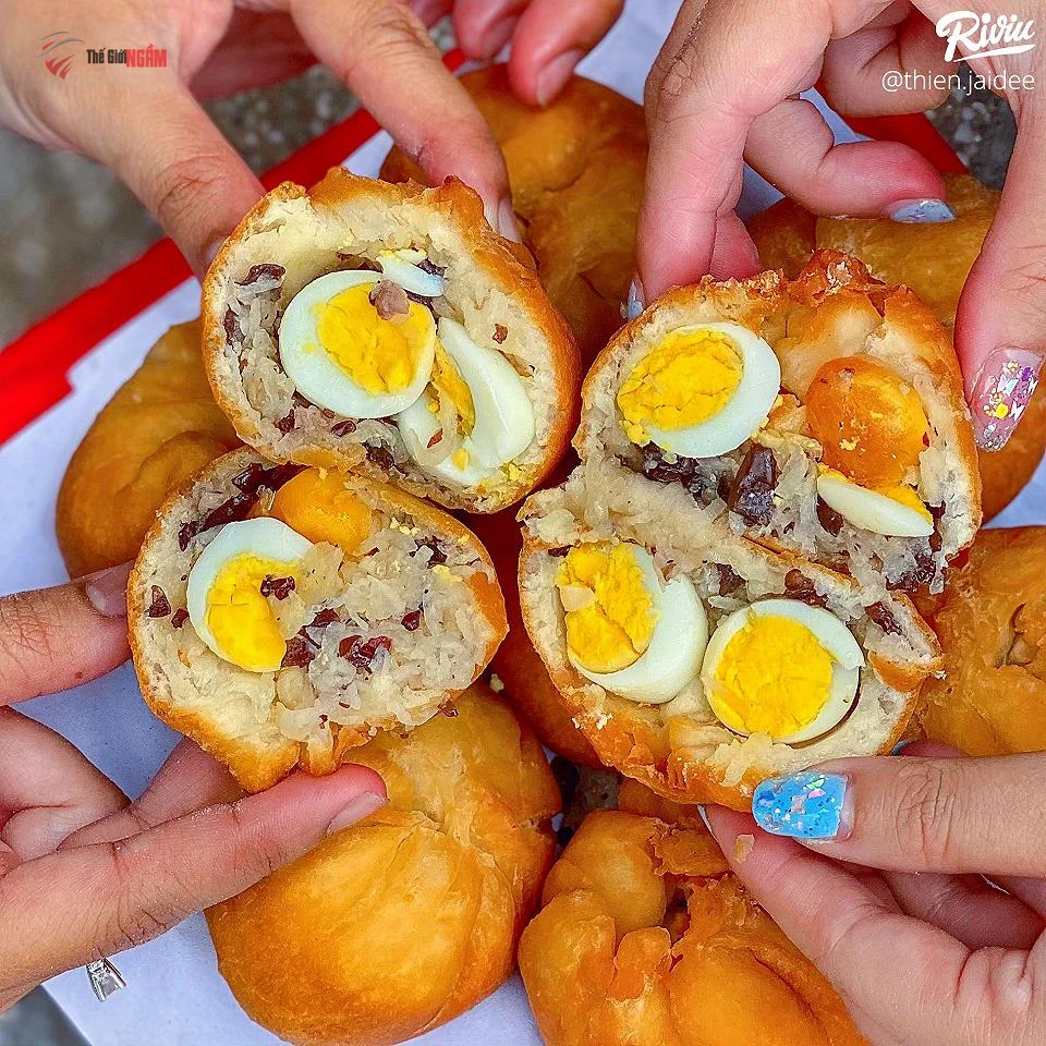 Bánh bao chiên trứng muối Tân Định thơm ngon, vỏ giòn rụm, nhân béo ngậy.