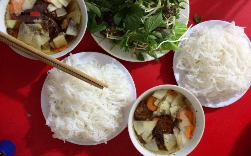 Bún chả Hồ Gươm hấp dẫn với chả nướng thơm lừng và nước chấm đậm đà.