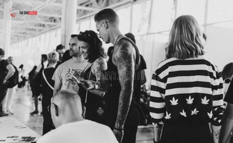 Thợ xăm hình nghệ thuật tại lễ hội Kyiv, Ukraine, thể hiện sự sáng tạo.