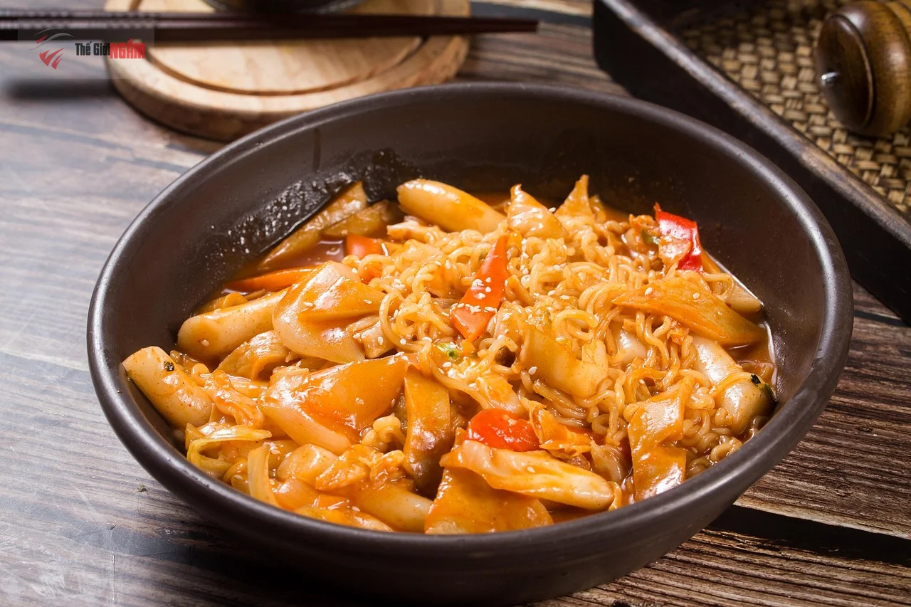 Tteokbokki cay nồng, món ăn đường phố Hàn Quốc hấp dẫn giới trẻ Việt Nam